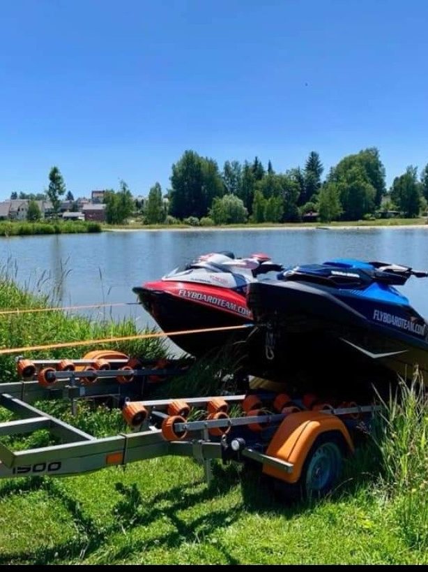 Vanclaes Jetski-Trailer mit zwei Jetskis am Ufer eines Sees bei sonnigem Wetter