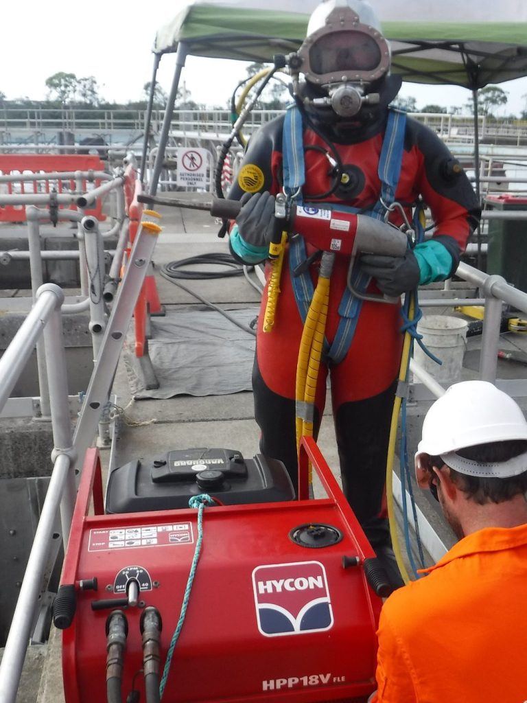 HYCON Kompressor auf einem Boot im Einsatz bei einem Tauchvorgang